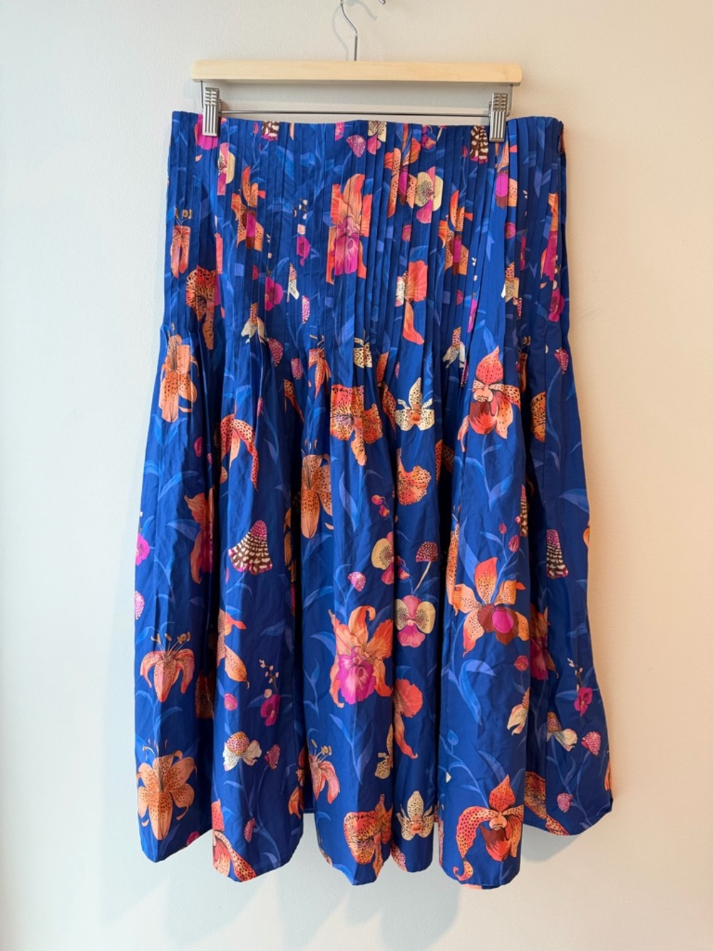 🆕 FARM Rio Blue Floral Pleated Midi Skirt with Orange Accents - Picture 5 of 6